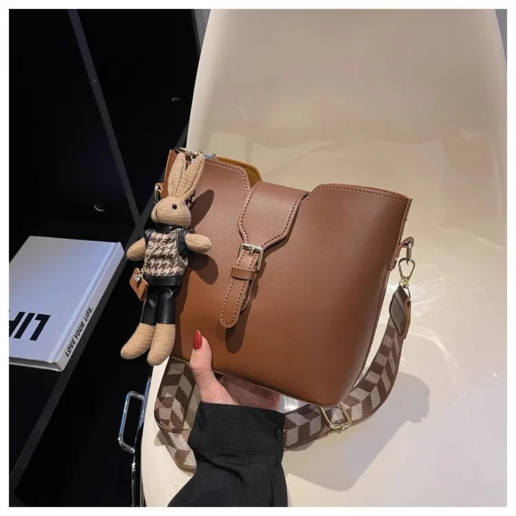 New women's bag with a premium feel, wide strap crossbody bucket bag, fashionable and trendy must-have popular design