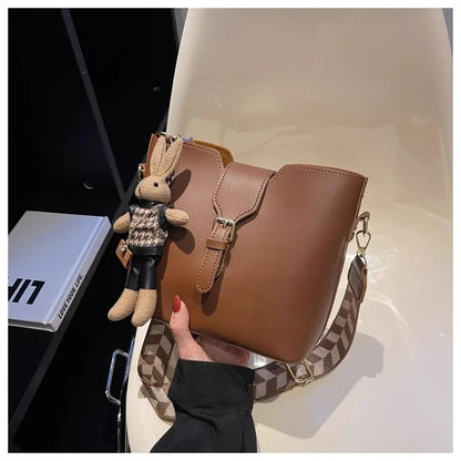 New women's bag with a premium feel, wide strap crossbody bucket bag, fashionable and trendy must-have popular design