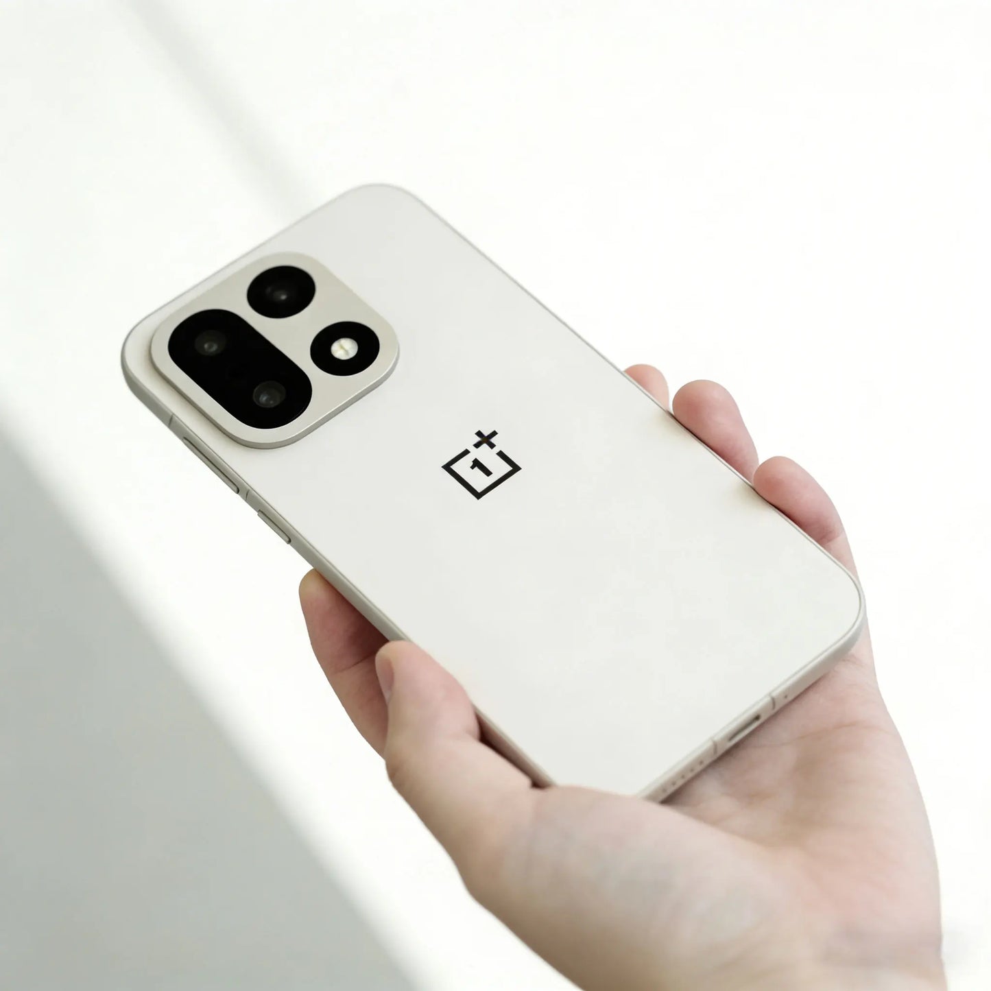 New OnePlus 15 Unlocked Smartphone 6.78'' 165Hz High Refresh Rate Screen 50MP Triple Camera 7300mAh Battery Supports NFC IP68