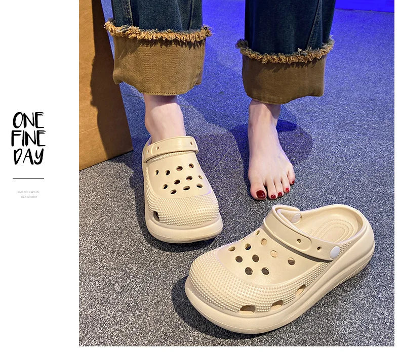 A Pair of Women's Fashionable Clogs, Women's Wear-Resistant and Comfortable Thick-Soled Beach Shoes, Outdoor Casual Trendy Women's Shoes