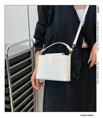 New Fashionable V Decor Shoulder Bag Trendy Ins Bucket Crossbody Handbag For Women