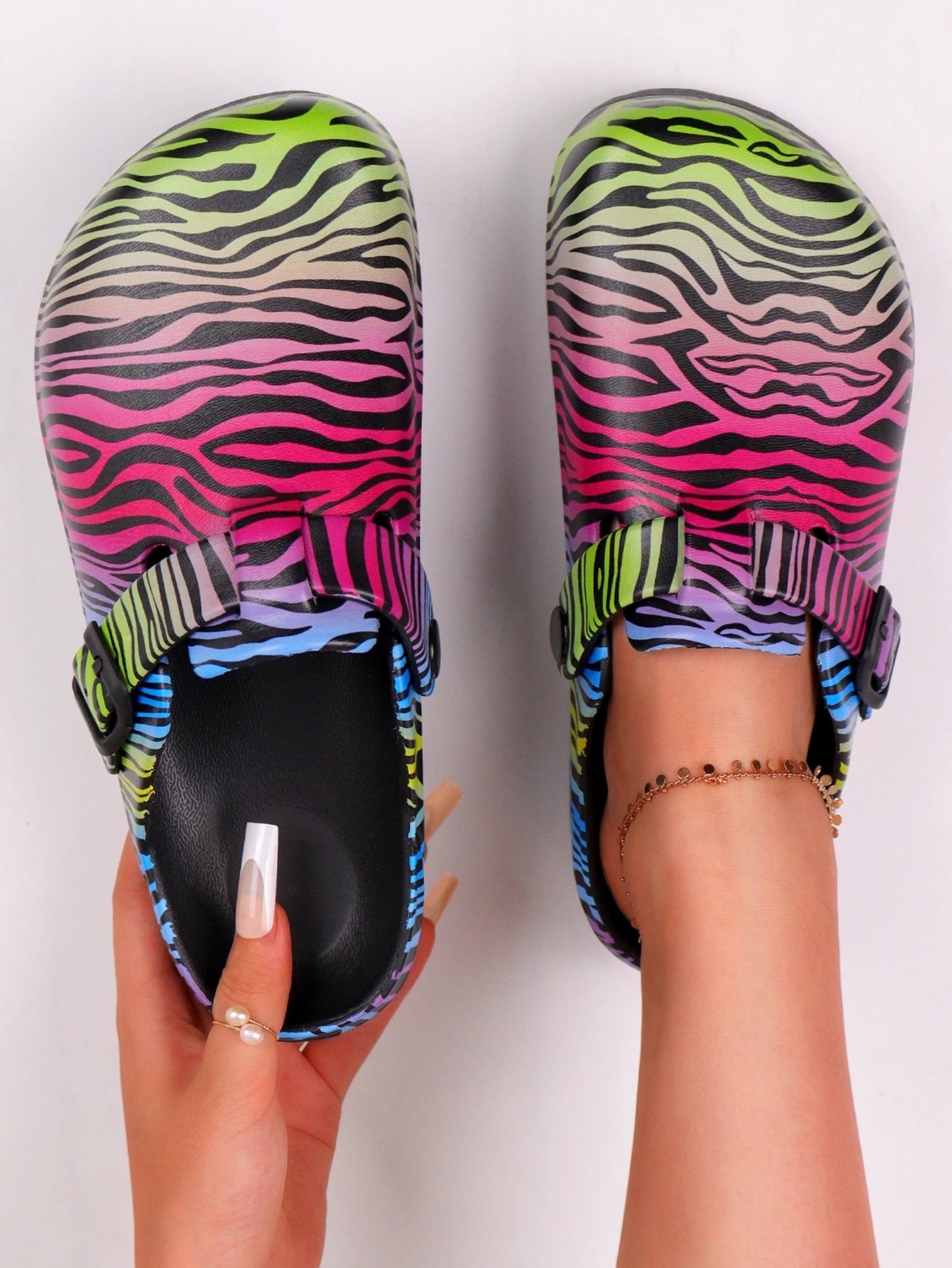 Women's Lightweight Eva Tie-Dye Slippers with Cartoon Animal Prints - Suitable for All-Day Wear, Casual and Outdoor Activities, Flat Garden Shoes, Cute Shoe Style, Summer Flat Slippers, Fun Shoe Design.