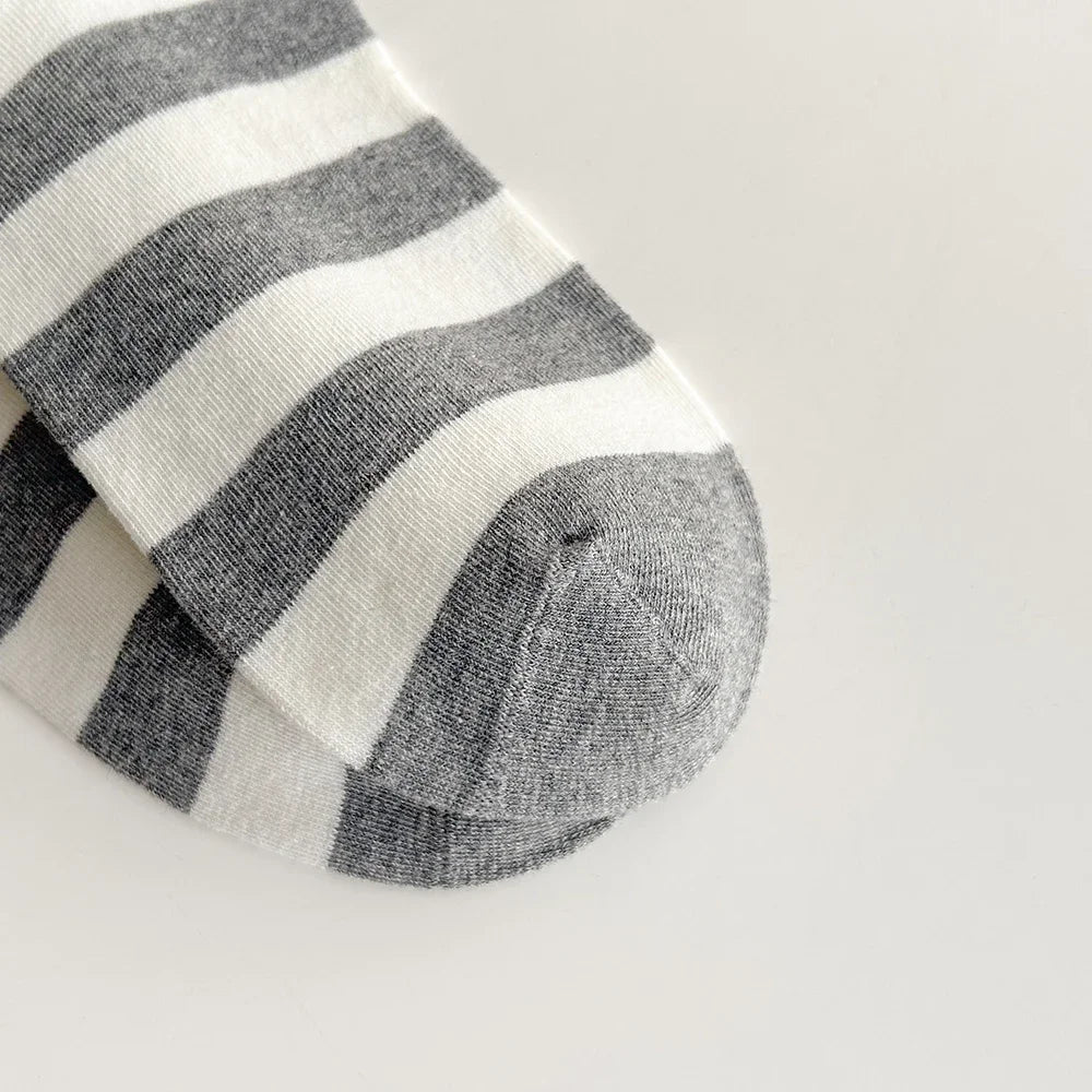 1 pair of men's and women's socks, cartoon gentleman bear cotton Harajuku skateboard socks, novel and breathable Christmas gifts