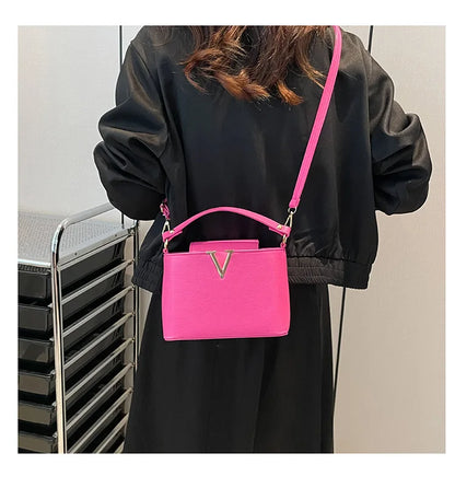 New Fashionable V Decor Shoulder Bag Trendy Ins Bucket Crossbody Handbag For Women