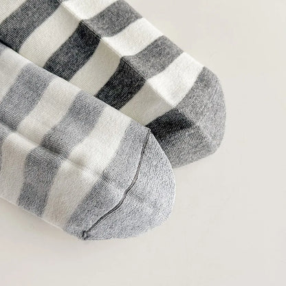 1 pair of men's and women's socks, cartoon gentleman bear cotton Harajuku skateboard socks, novel and breathable Christmas gifts