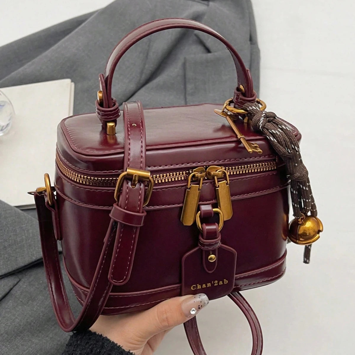 A stylish handbag with a niche design, a retro, exquisite and elegant daily all-match messenger bag.