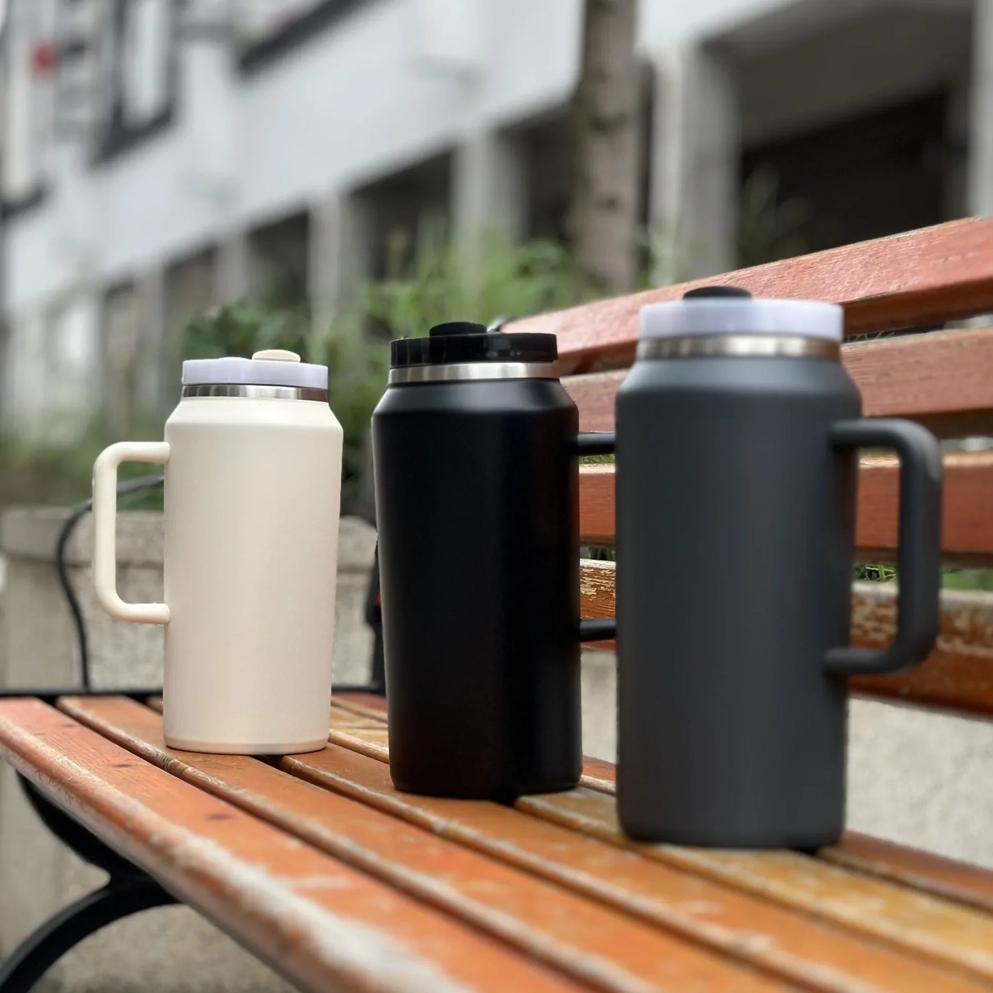 New 64OZ Handle Cup Double-layer Thermos Cup 304 Handle Car Water Cup with Straw for Hot and Cold Drinks, Camping and Sports