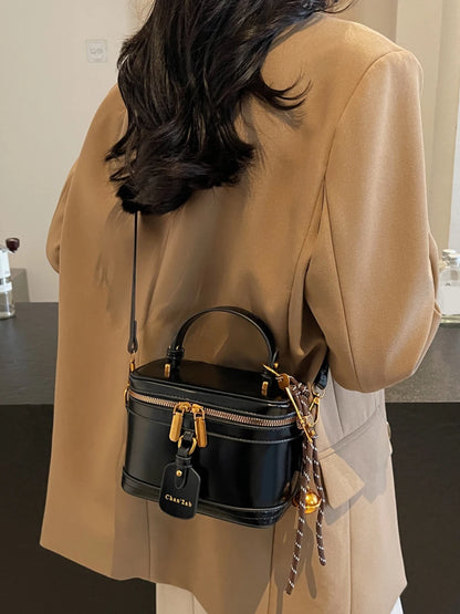 A stylish handbag with a niche design, a retro, exquisite and elegant daily all-match messenger bag.