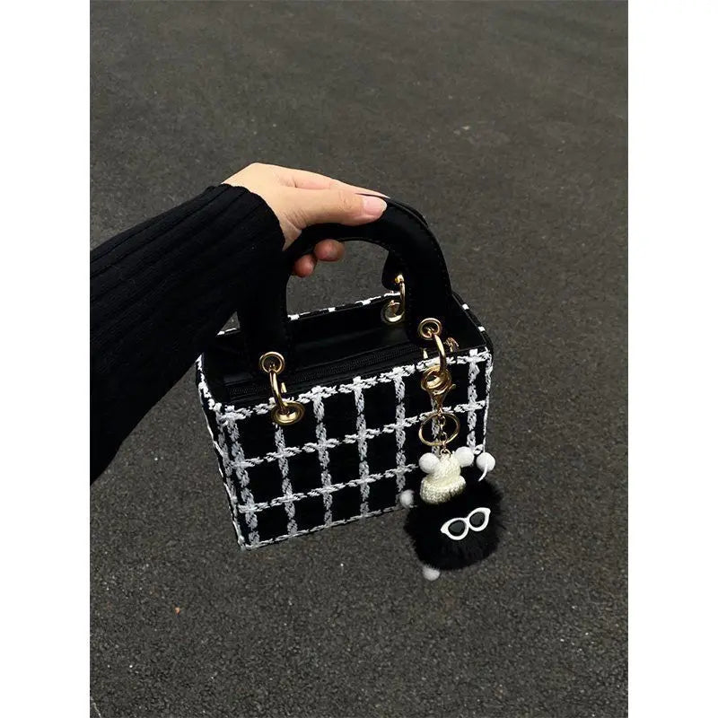New advanced bag woolen cloth 2025 new niche design Crossbody bag online celebrity explosions Joker portable Diana handbag