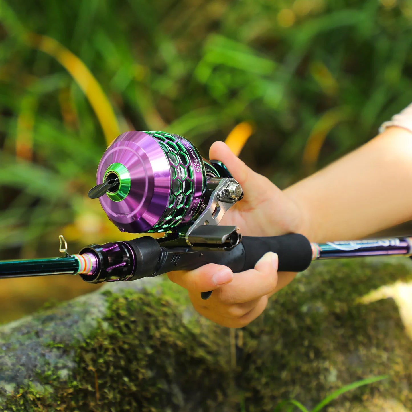 Sougayilang Colorful/Silver Fishing Reel 3.9:1 Gear Ratio&Double Roller Pin Paired with High Quality Ball Bearings Fishing Gear
