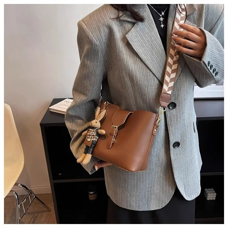 New women's bag with a premium feel, wide strap crossbody bucket bag, fashionable and trendy must-have popular design