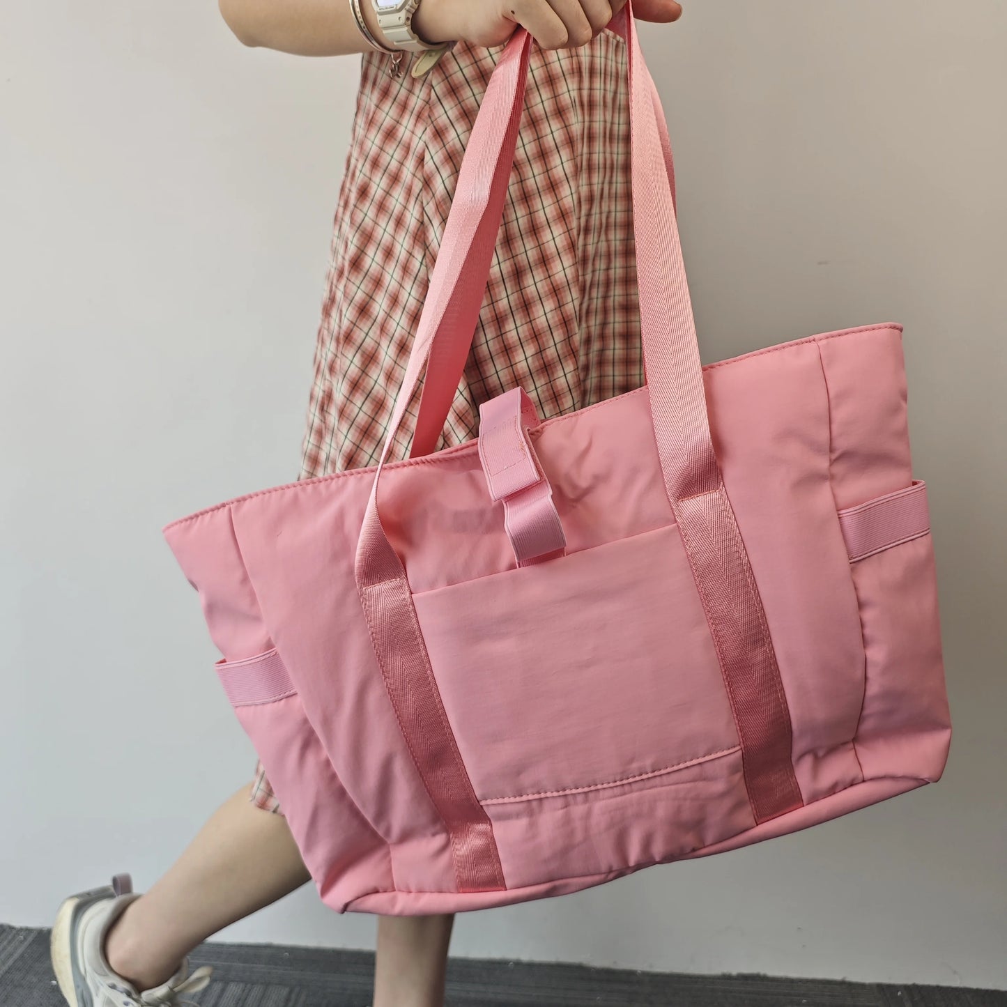 Stylish and simple pink nylon shoulder bag handbag, lightweight and portable shopping bag, suitable for shopping,commuting