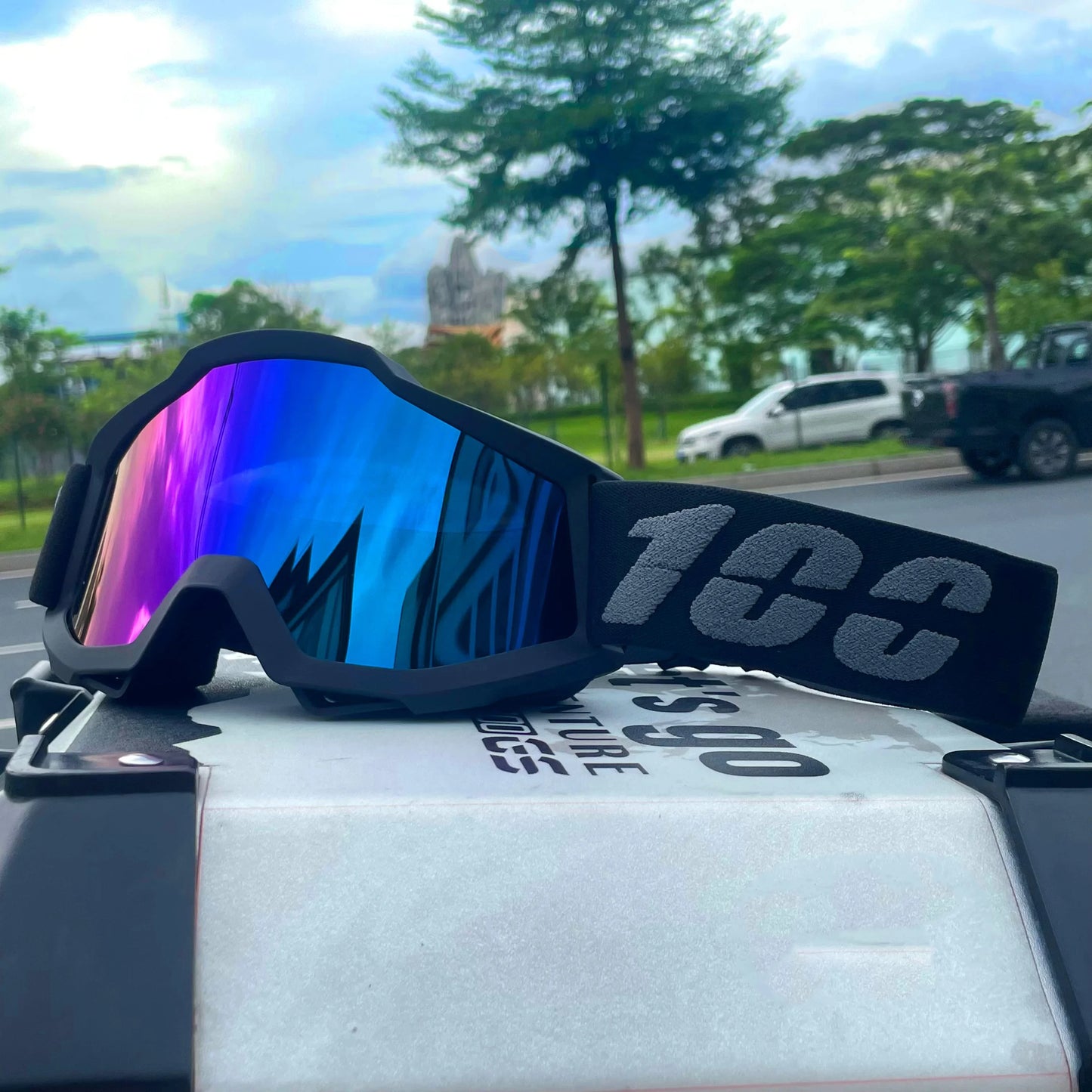 Outdoor motocross goggles for dirt bike, MTB, skiing & sports. Windproof, dustproof, UV protection. Universal fit.