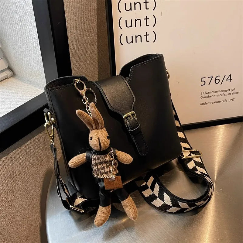 New women's bag with a premium feel, wide strap crossbody bucket bag, fashionable and trendy must-have popular design