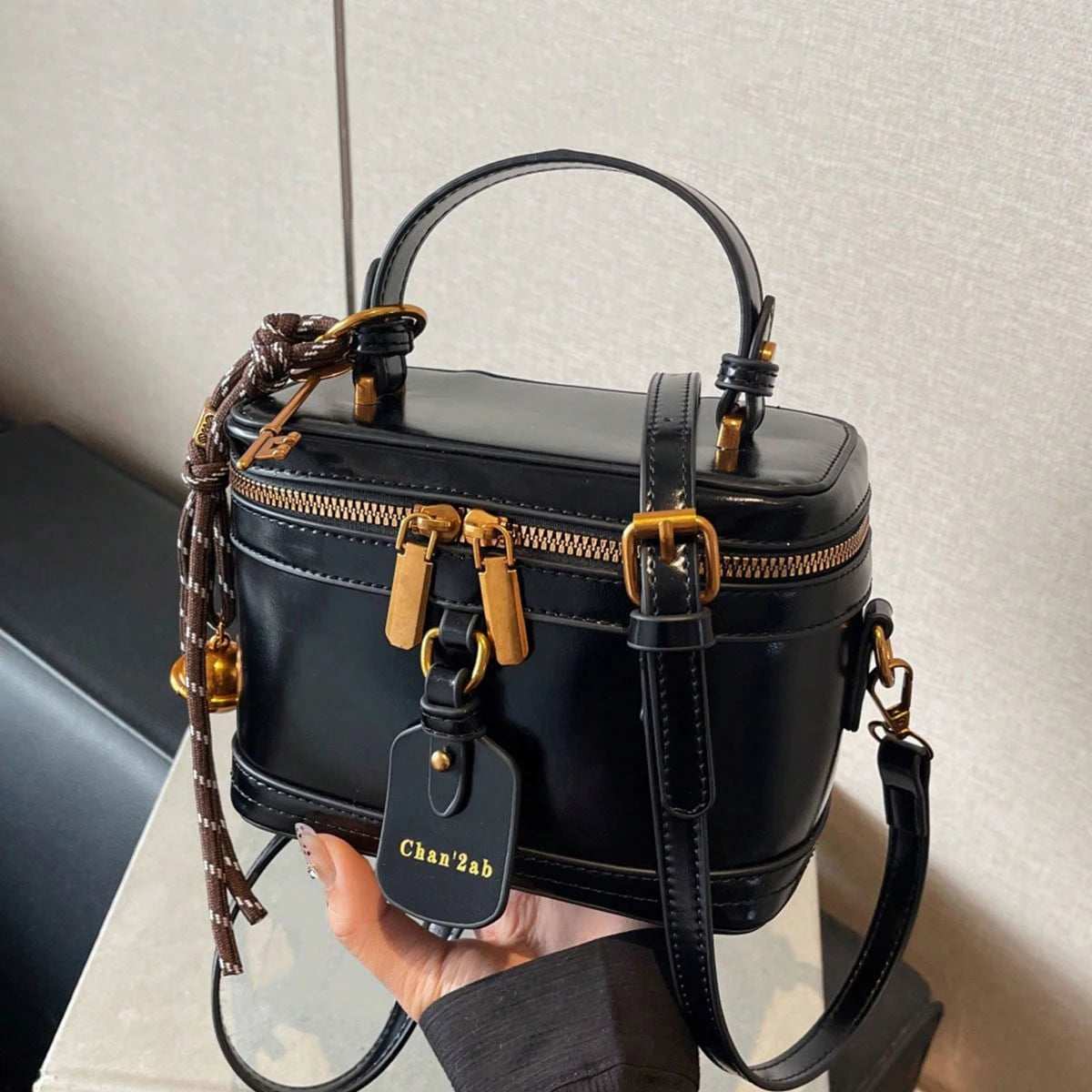 A stylish handbag with a niche design, a retro, exquisite and elegant daily all-match messenger bag.