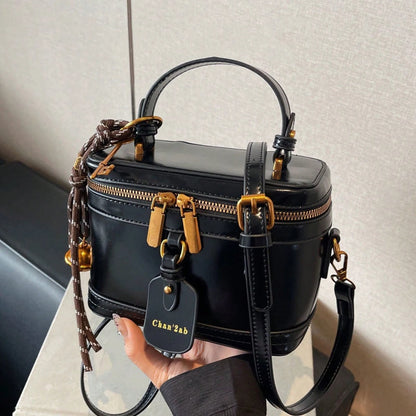 A stylish handbag with a niche design, a retro, exquisite and elegant daily all-match messenger bag.