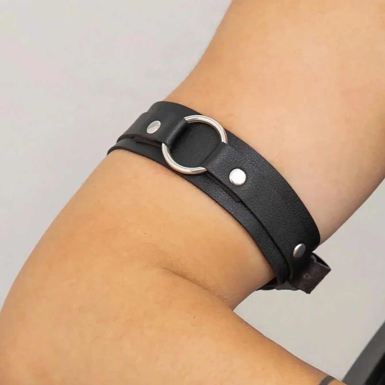 1pc Men's Black PU Leather Fashion Arm  Men's Punk Style Black Leather Arm Bands As Fashion Performance Accessories