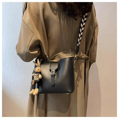 New women's bag with a premium feel, wide strap crossbody bucket bag, fashionable and trendy must-have popular design
