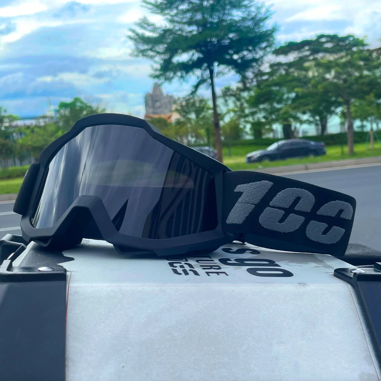 Outdoor motocross goggles for dirt bike, MTB, skiing & sports. Windproof, dustproof, UV protection. Universal fit.