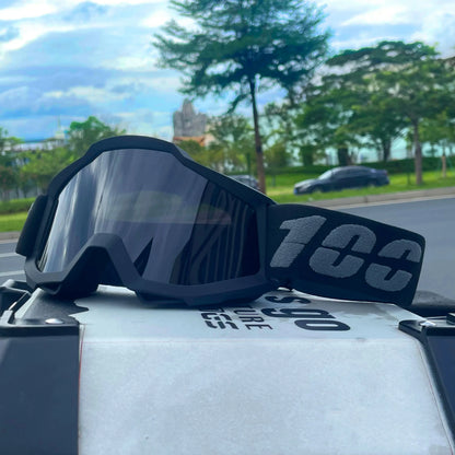 Outdoor motocross goggles for dirt bike, MTB, skiing & sports. Windproof, dustproof, UV protection. Universal fit.