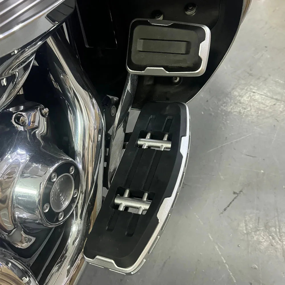 Fit For Harley Touring Road King Street Electra Glide Softail Deluxe FLD Fat Boy Trike 2024Motorcycle Rider Driver Footboard Kit