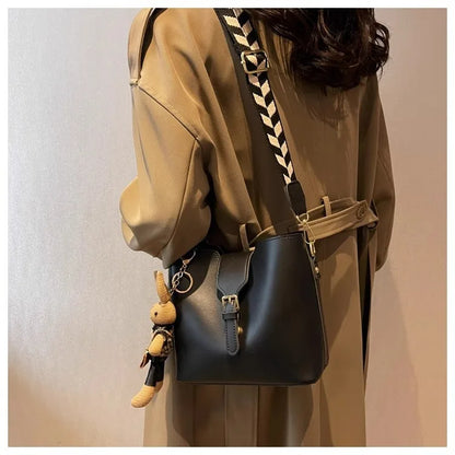 New women's bag with a premium feel, wide strap crossbody bucket bag, fashionable and trendy must-have popular design
