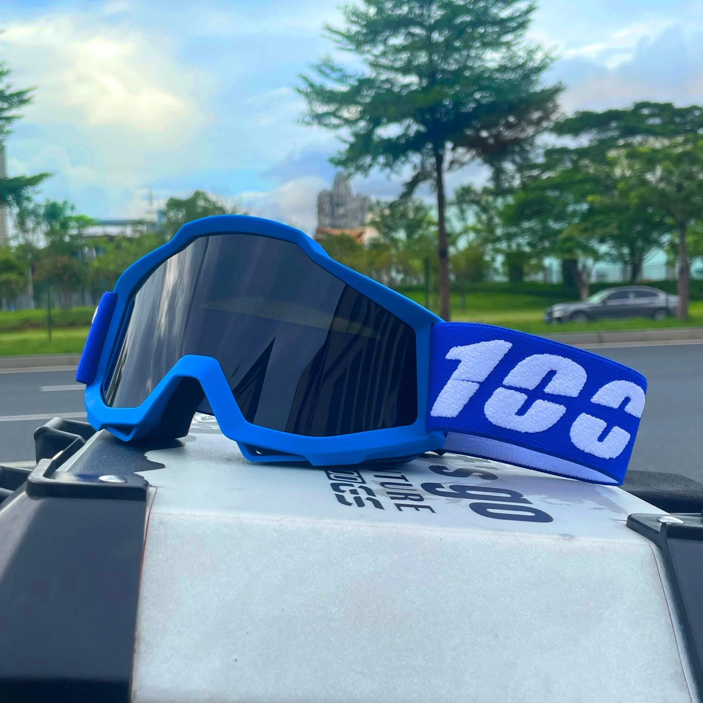 Outdoor motocross goggles for dirt bike, MTB, skiing & sports. Windproof, dustproof, UV protection. Universal fit.