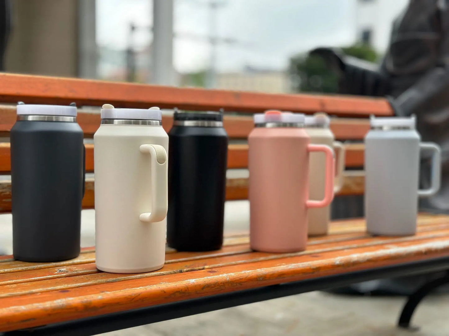 New 64OZ Handle Cup Double-layer Thermos Cup 304 Handle Car Water Cup with Straw for Hot and Cold Drinks, Camping and Sports