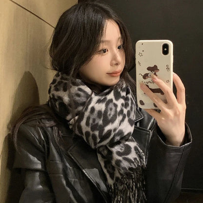 2025 New Retro Silk Leopard Pattern Scarf Lightweight Soft Warm Scarf Fashion Accessory for Women Men Vintage Style Winter Wear