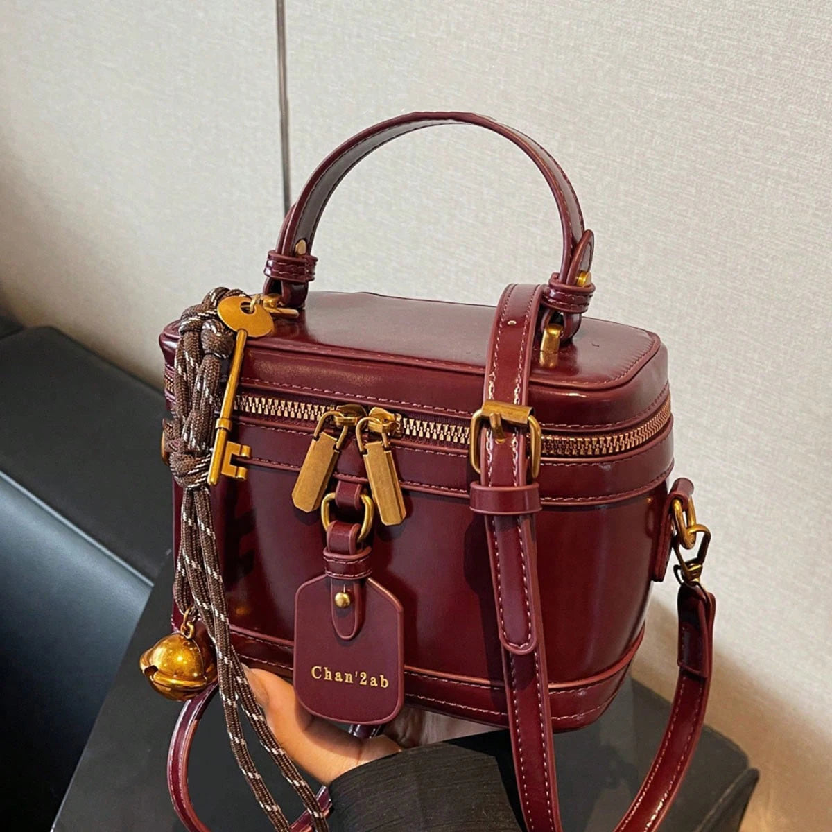 A stylish handbag with a niche design, a retro, exquisite and elegant daily all-match messenger bag.