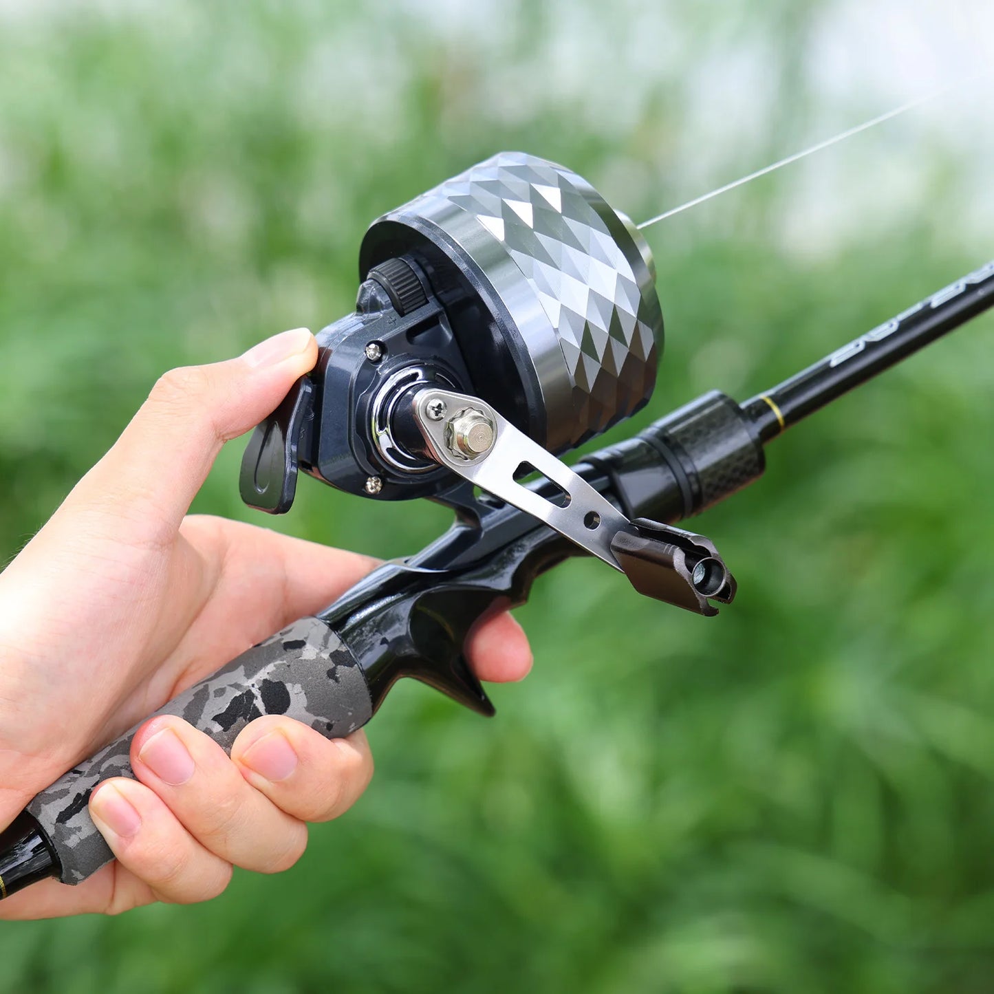 Sougayilang Colorful/Silver Fishing Reel 3.9:1 Gear Ratio&Double Roller Pin Paired with High Quality Ball Bearings Fishing Gear