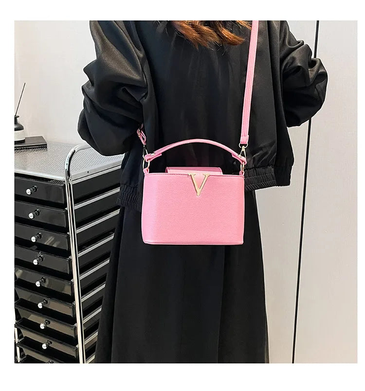 New Fashionable V Decor Shoulder Bag Trendy Ins Bucket Crossbody Handbag For Women