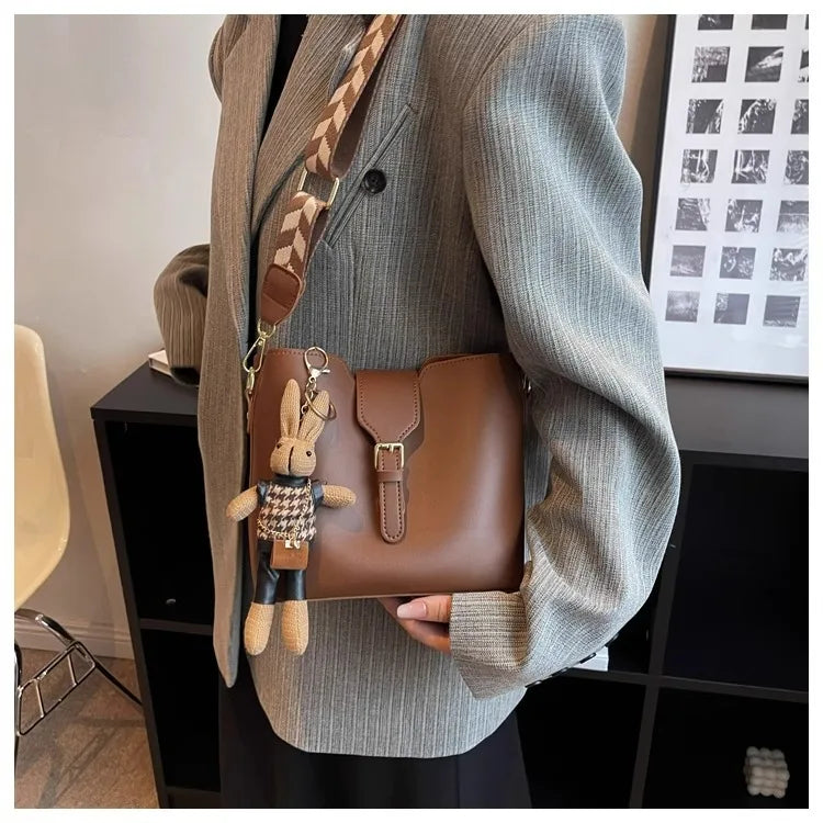 New women's bag with a premium feel, wide strap crossbody bucket bag, fashionable and trendy must-have popular design