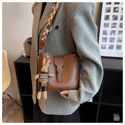 New women's bag with a premium feel, wide strap crossbody bucket bag, fashionable and trendy must-have popular design
