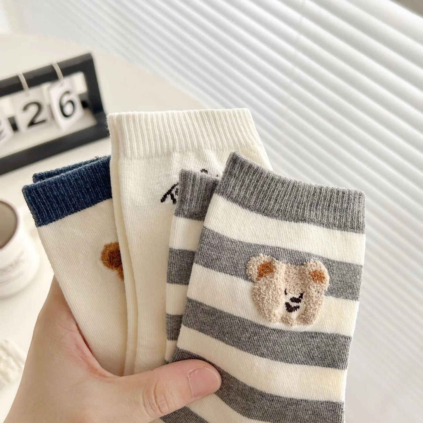1 pair of men's and women's socks, cartoon gentleman bear cotton Harajuku skateboard socks, novel and breathable Christmas gifts