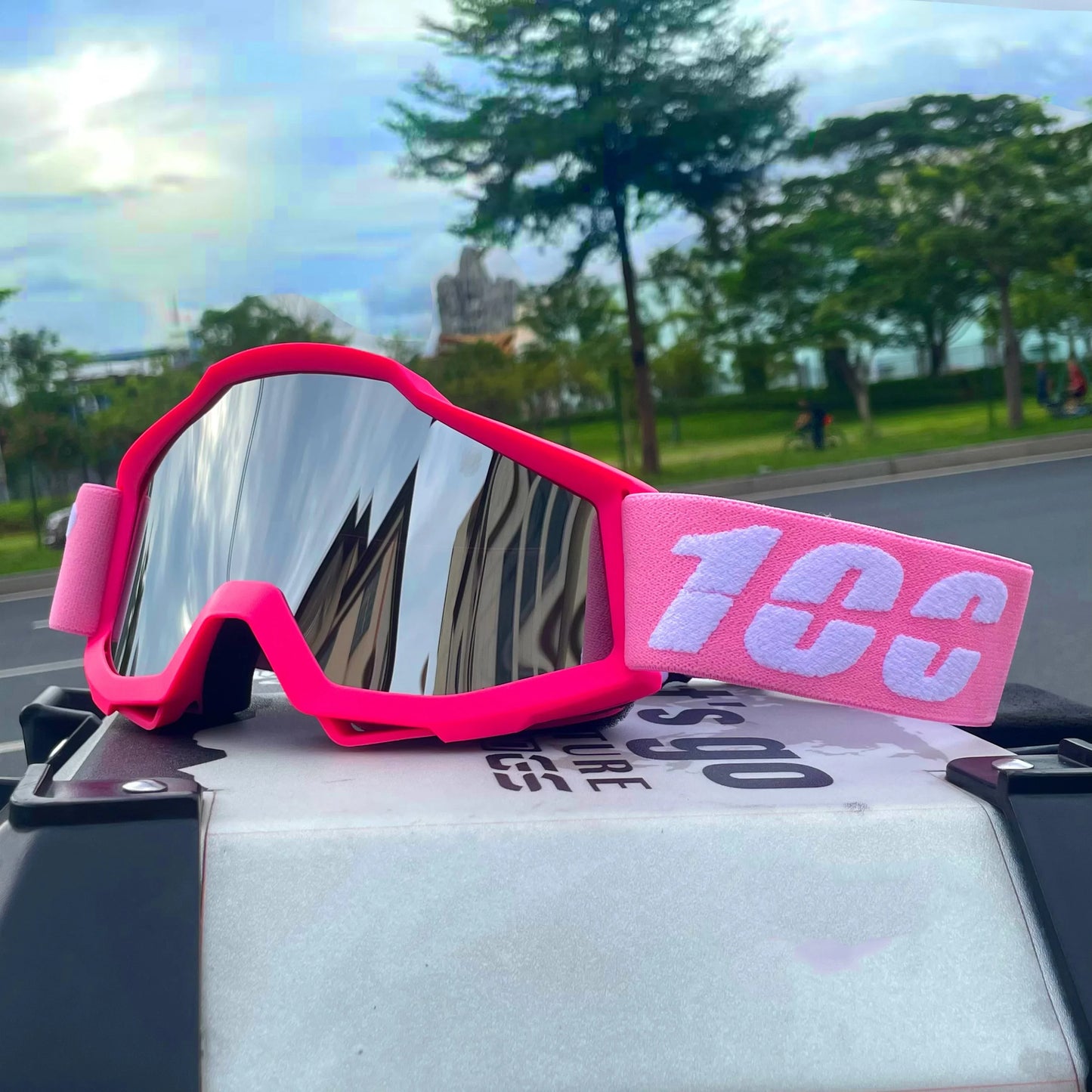 Outdoor motocross goggles for dirt bike, MTB, skiing & sports. Windproof, dustproof, UV protection. Universal fit.