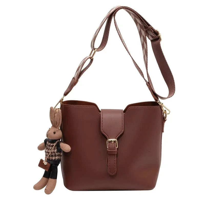 New women's bag with a premium feel, wide strap crossbody bucket bag, fashionable and trendy must-have popular design