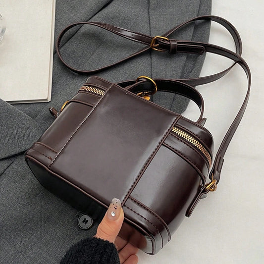 A stylish handbag with a niche design, a retro, exquisite and elegant daily all-match messenger bag.