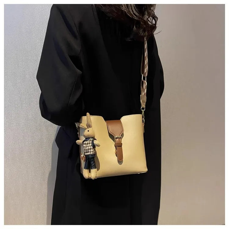 New women's bag with a premium feel, wide strap crossbody bucket bag, fashionable and trendy must-have popular design