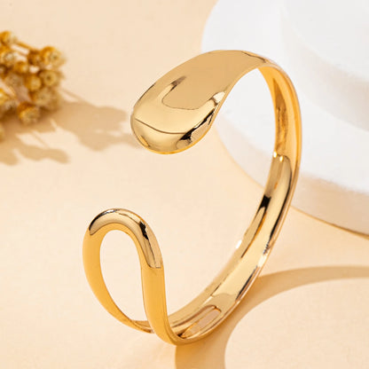 A Women's Fashionable Open Bracelet, Stylish and Versatile Hollow Geometric Design Open Bracelet, Suitable for Everyday Wear