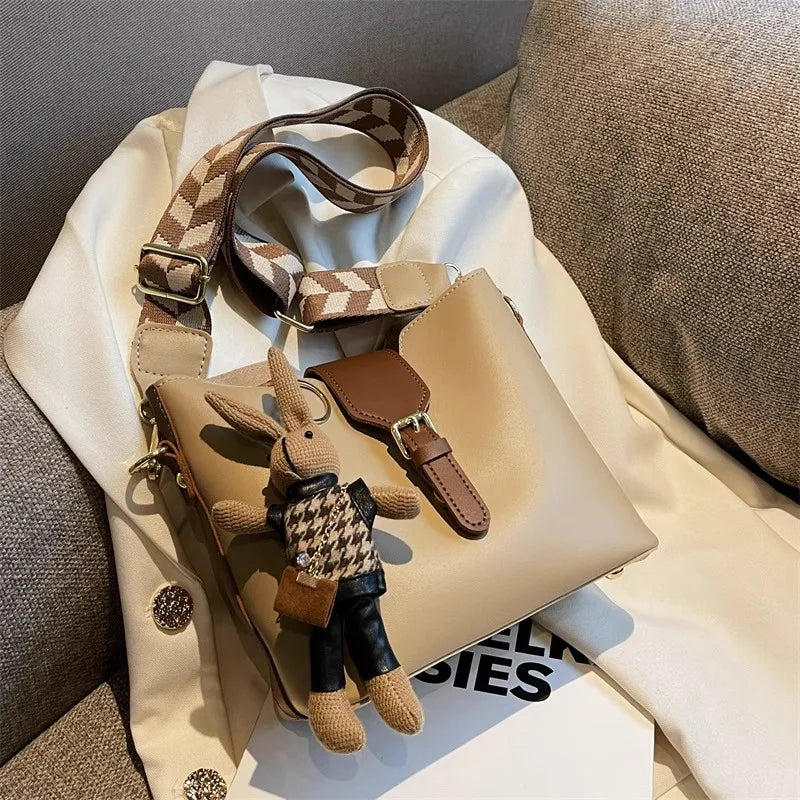 New women's bag with a premium feel, wide strap crossbody bucket bag, fashionable and trendy must-have popular design