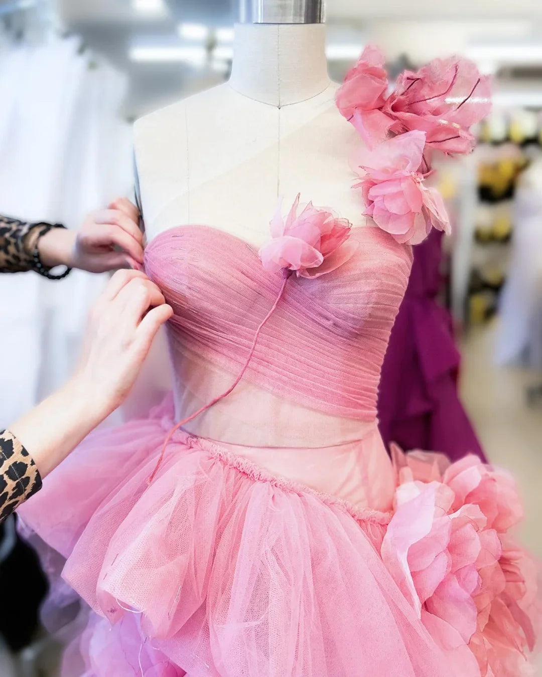 Arabic Women Dresses With Floral Details Pink Prom Gowns Ruffle Sleeveless Tierred Sweetheart Princess Elegant Bridal Dress
