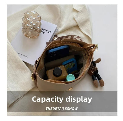New women's bag with a premium feel, wide strap crossbody bucket bag, fashionable and trendy must-have popular design