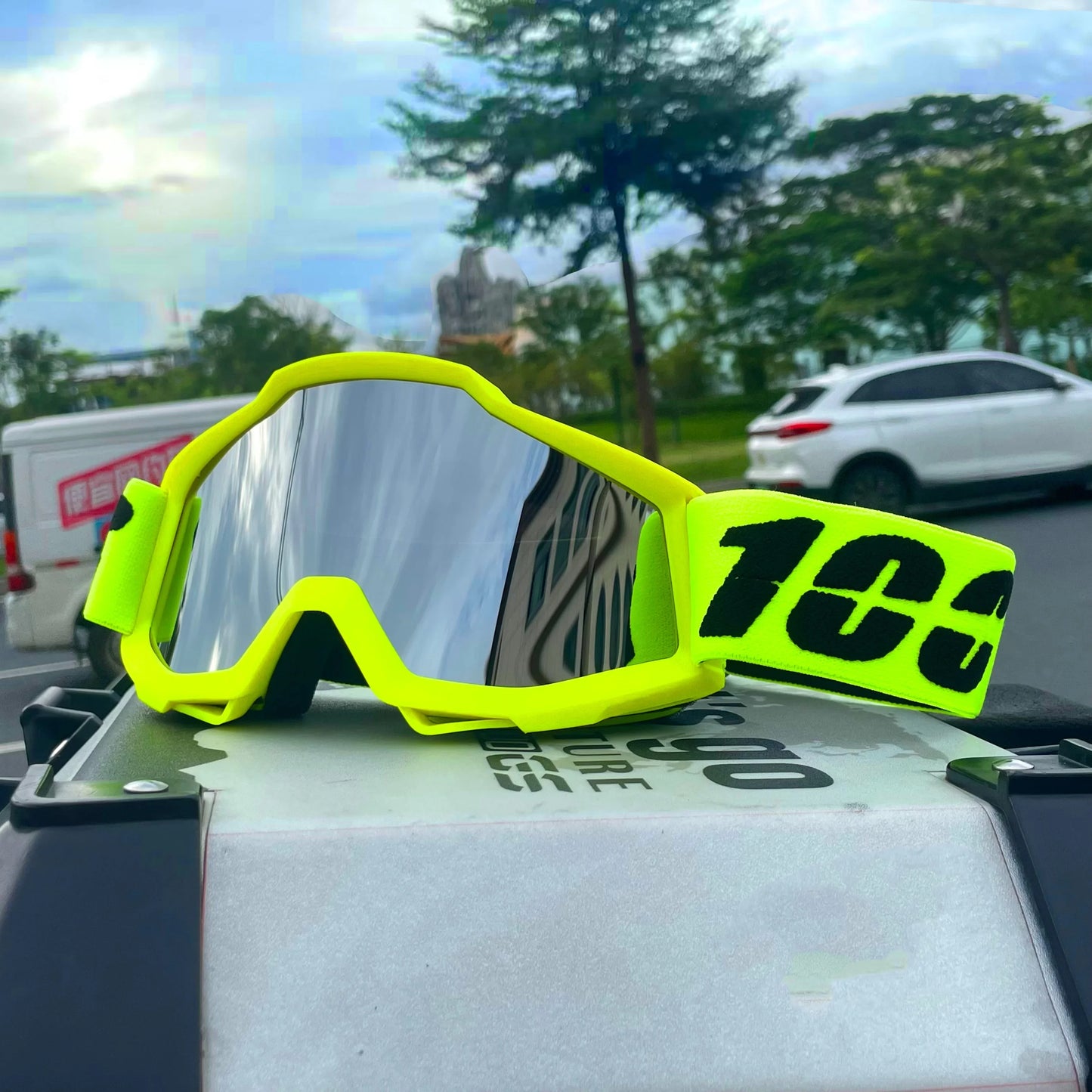 Outdoor motocross goggles for dirt bike, MTB, skiing & sports. Windproof, dustproof, UV protection. Universal fit.