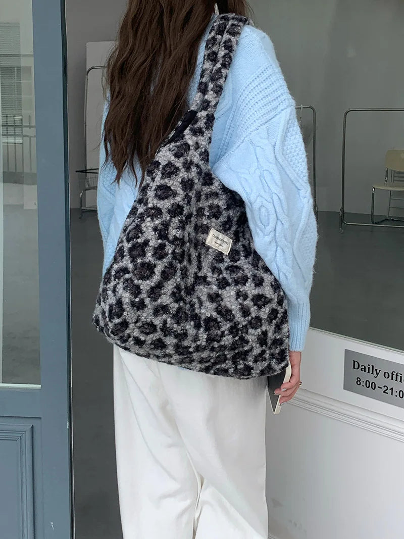 2025 autumn/winter new leopard print plush bag, fashionable and casual shoulder bag, women's daily commuting bag
