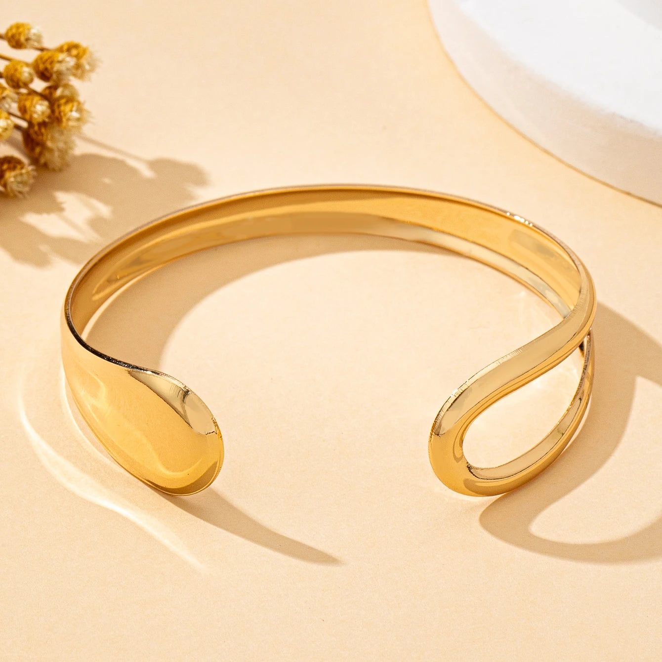 A Women's Fashionable Open Bracelet, Stylish and Versatile Hollow Geometric Design Open Bracelet, Suitable for Everyday Wear