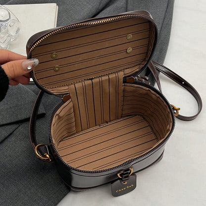 A stylish handbag with a niche design, a retro, exquisite and elegant daily all-match messenger bag.
