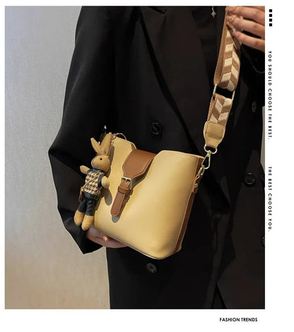 New women's bag with a premium feel, wide strap crossbody bucket bag, fashionable and trendy must-have popular design
