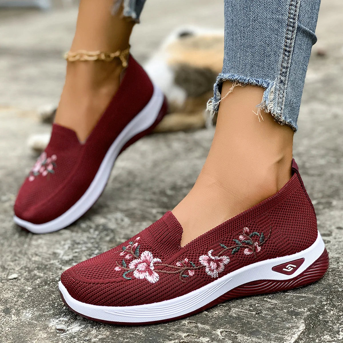 Lightweight Breathable Mesh Casual Shoes Comfortable Non Slip Soft Sole Sport Shoes Fashion Embroidered Large Size Women Shoes