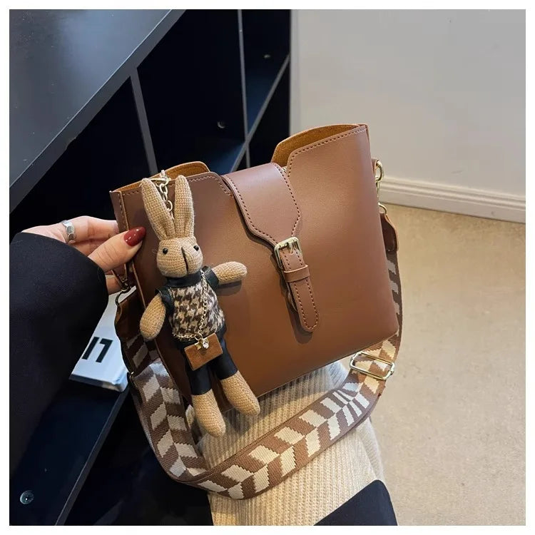 New women's bag with a premium feel, wide strap crossbody bucket bag, fashionable and trendy must-have popular design